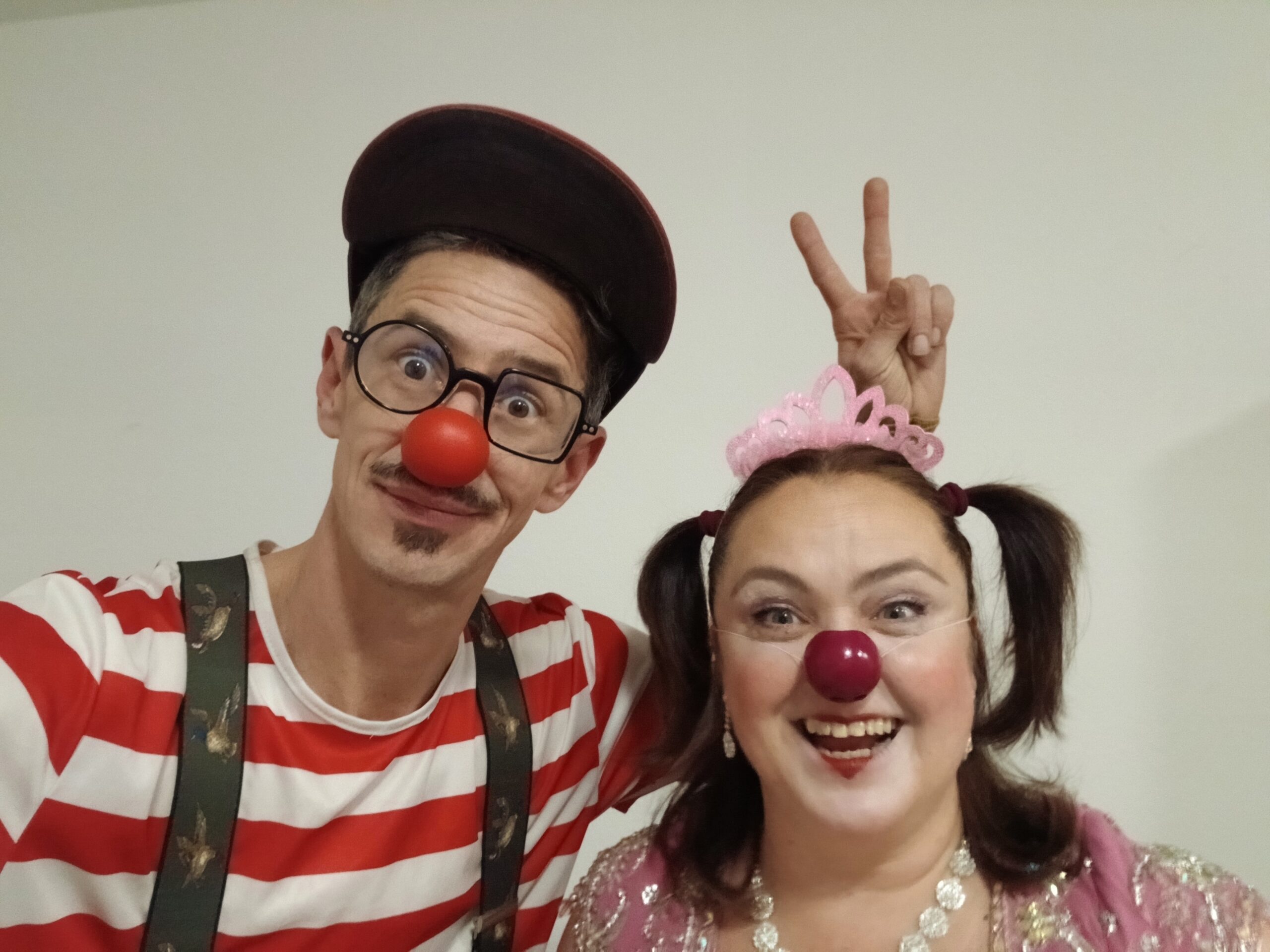 A Bohóc Angol vidám alapítói viccesen pózolnak a kamerának